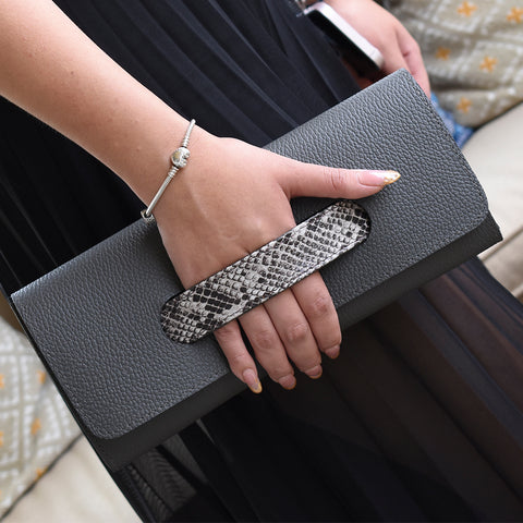 Bolsa clutch con textura de víbora