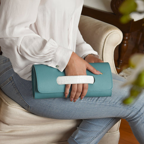 Bolsa clutch y tarjetero con textura cocodrilo