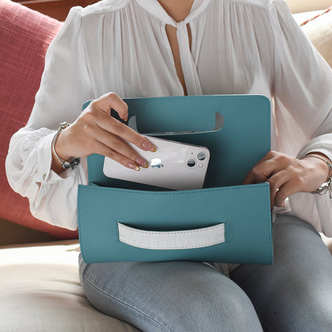 Bolsa clutch y tarjetero con textura cocodrilo