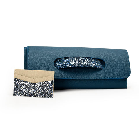 Bolsa clutch y tarjetero con textura mantarraya cobalto