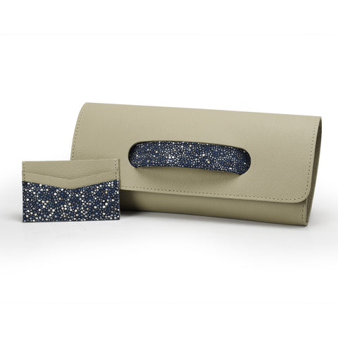 Bolsa clutch y tarjetero con textura mantarraya cobalto