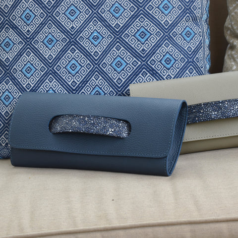 Bolsa clutch y tarjetero con textura mantarraya cobalto