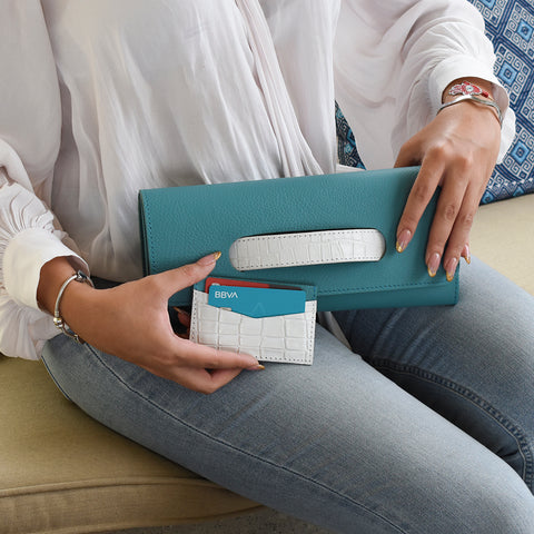 Bolsa clutch y tarjetero con textura cocodrilo