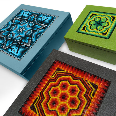 A+A Caja cuadrada grande con huichol - Koon Artesanos